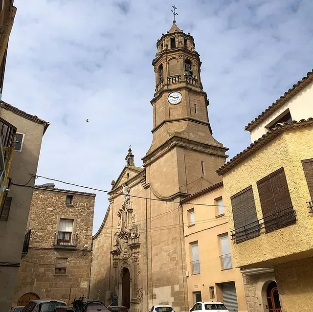 Una església amb un campanar de rellotge a sobre