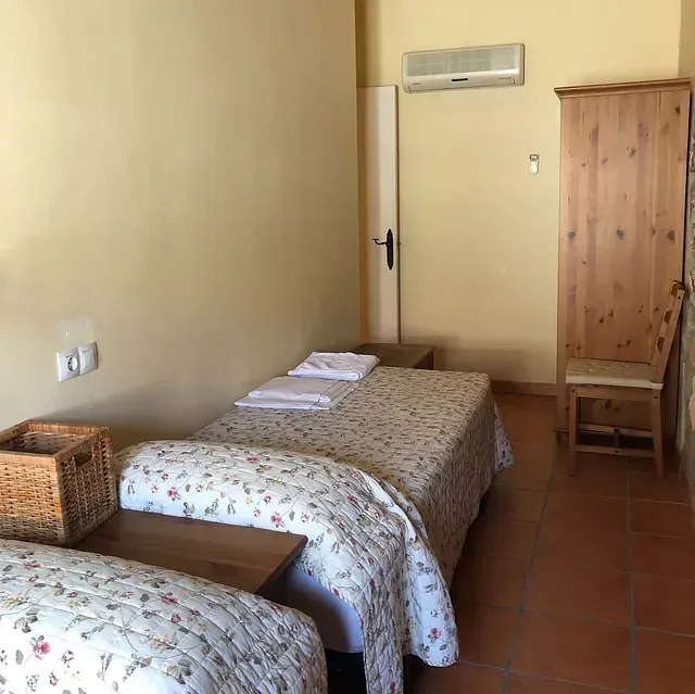 Una sala d’estar amb taula i cadires i un televisor de pantalla plana