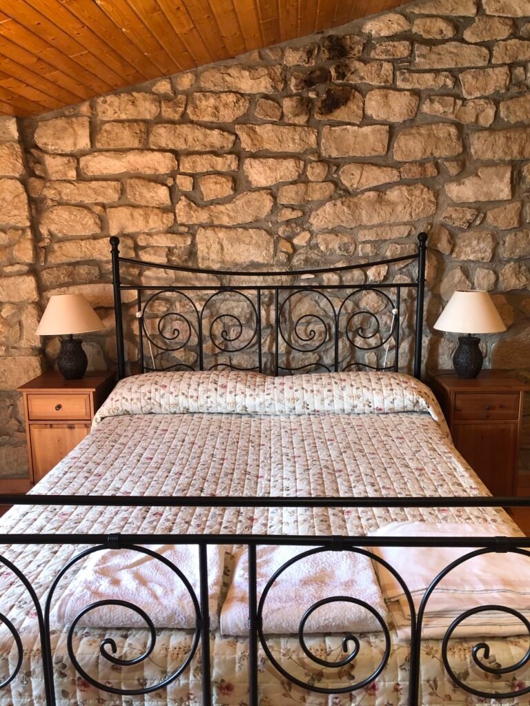Habitació amb parets de pedra a Cal Xolva