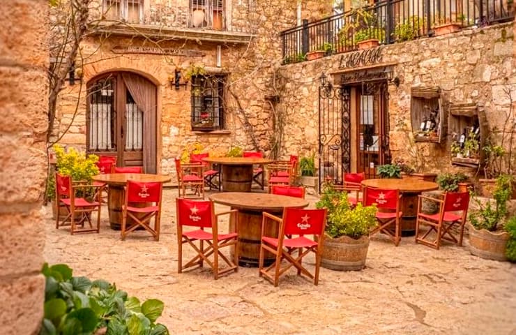 Terrassa de bar al poble de Siurana