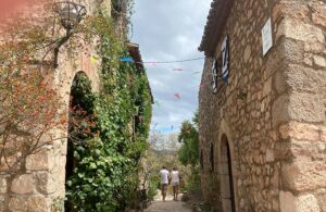 parella i carrers del poble de siurana