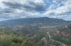 vistes a les montanyes del poble de siurana