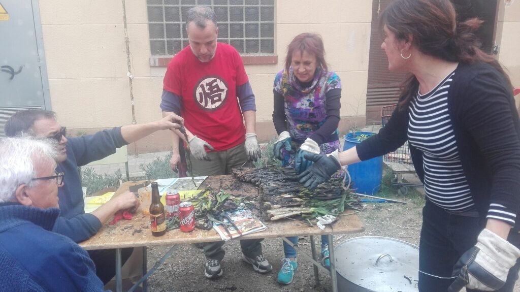 Grup d’amics fent una calçotada