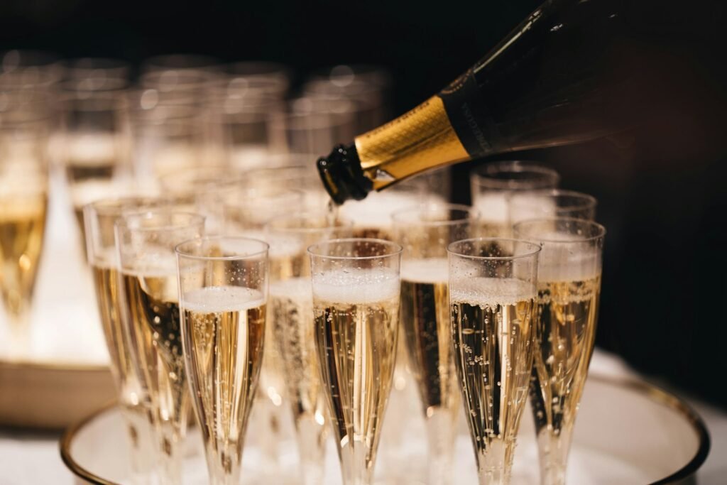 Cava servint-se en copes per brindar