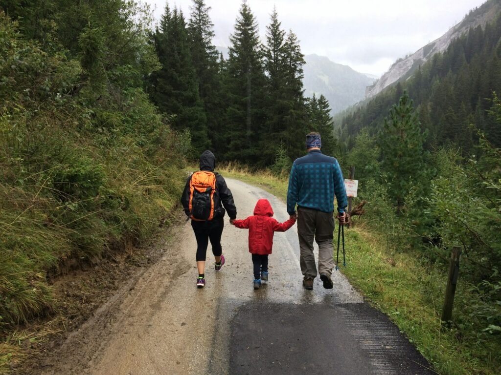 Família passejant per un camí de camp a la primavera