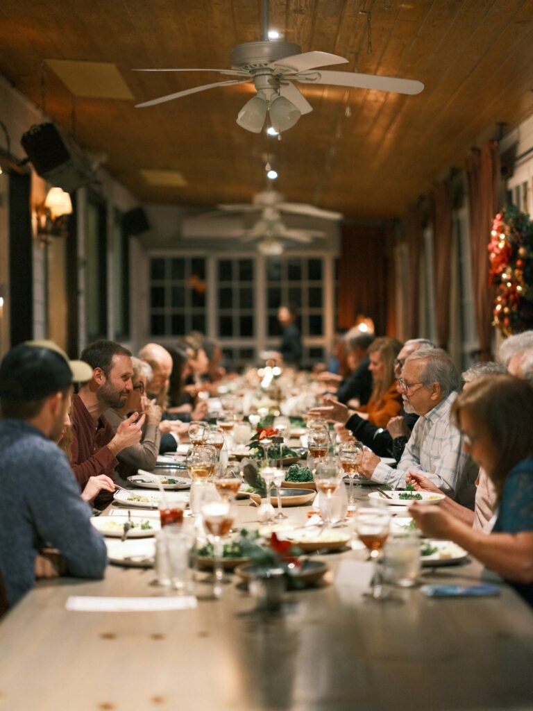 Família reunida al voltant d’una taula llarga per Nadal