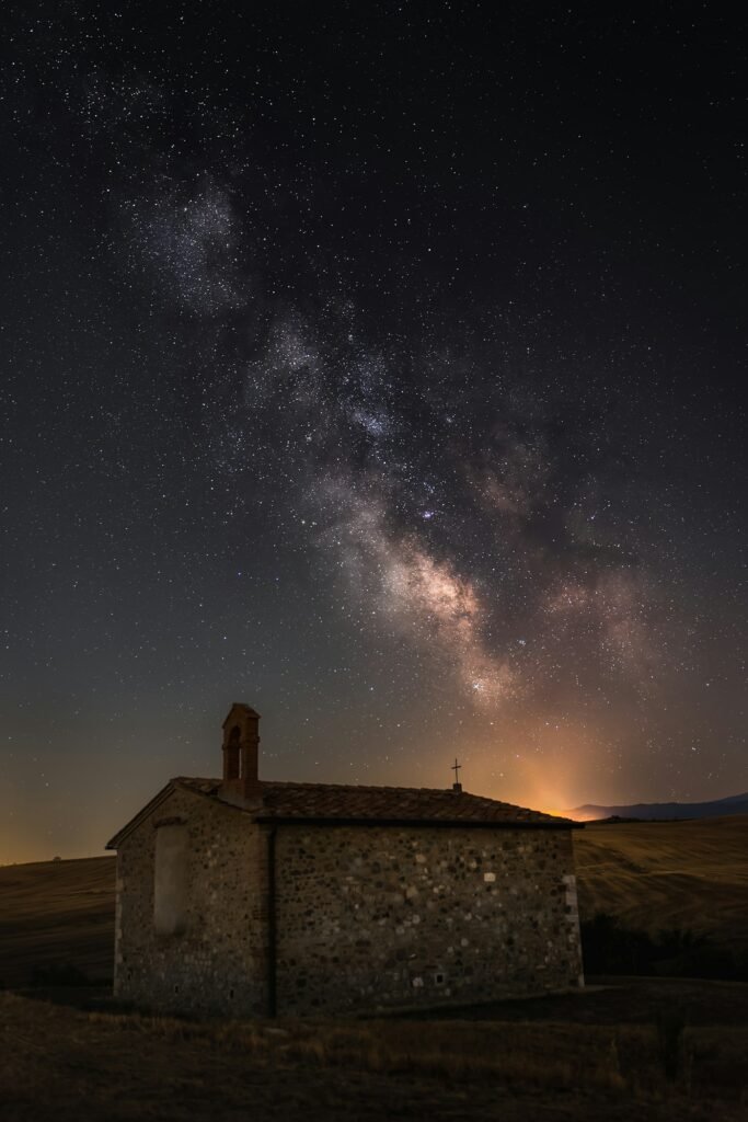 Via Làctia sobre una ermita de pedra Stars over Llardecans